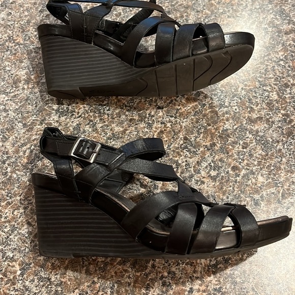 Women’s Clarks Shoes - Picture 2 of 4